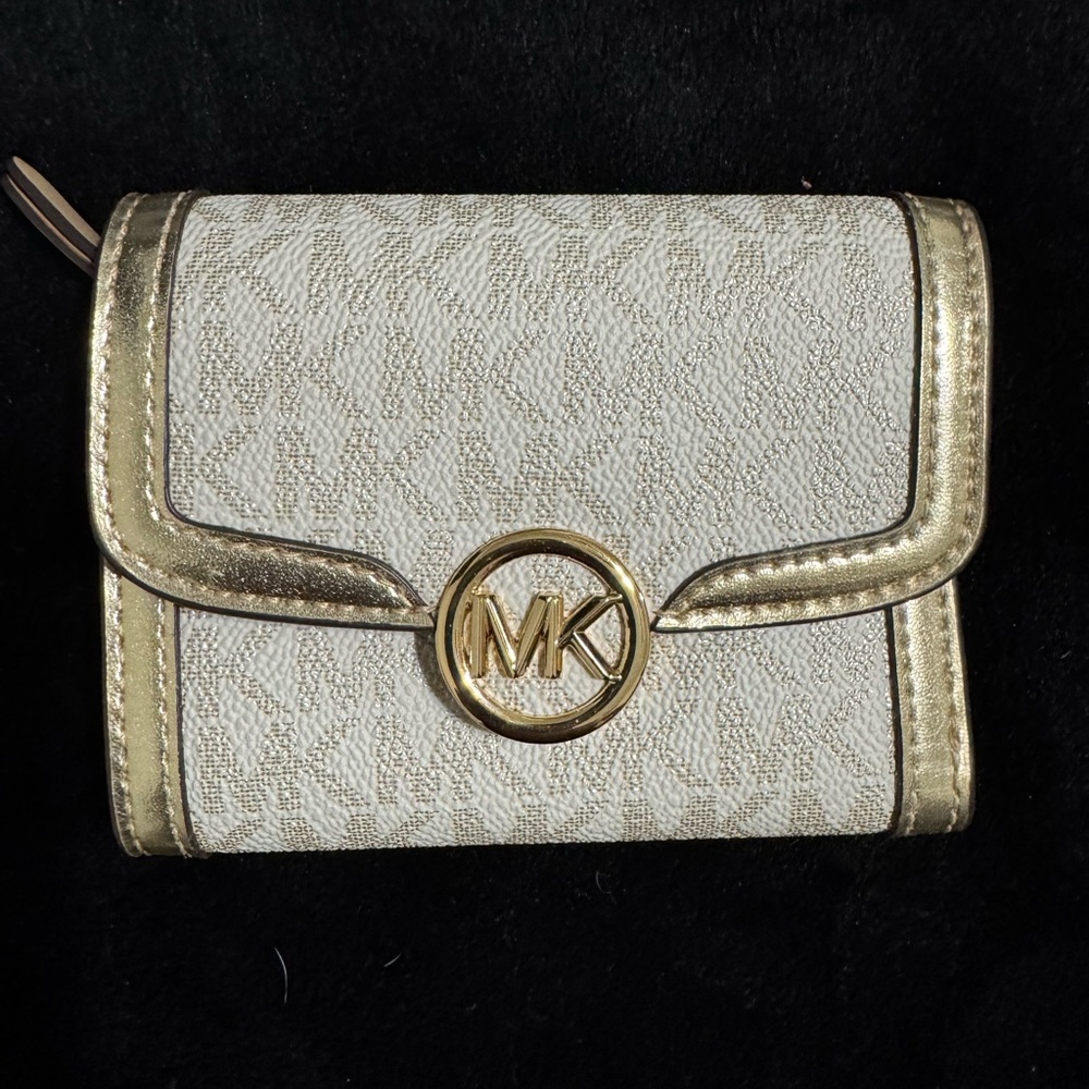 Michael Kors NWOT White Signature Wallet with Gold Accents